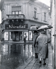 Magyarország, Eger, Jókai Mór utca, szemben az 5-ös számú ház, jobbra a Bajcsy-Zsilinszky Endre utca torkolata., 1943, Vincent Till Baumgartner, esernyő, sarokház, ruhaüzlet, Fortepan #225330