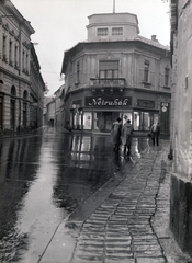 Magyarország, Eger, Jókai Mór utca, szemben az 5-ös számú ház, jobbra a Bajcsy-Zsilinszky Endre utca torkolata., 1943, Vincent Till Baumgartner, sarokház, ruhaüzlet, Fortepan #225331