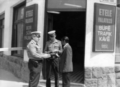 Hungary, Budapest XI., Kelenföldi út 52. - Etele tér sarok, igazoltatás a Etele falatozó előtt., 1975, Vincent Till Baumgartner, Budapest, store display, Fortepan #225334