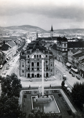 Szlovákia, Kassa, Fő tér (Hlavné namestie), szemben az Állami Színház, jobbra a Szentháromság-templom, távolabb a Előtérben az 1935-ben felavatott csehszlovák köztársasági emlékoszlop., 1936, Vincent Till Baumgartner, középület, látkép, Fortepan #225343