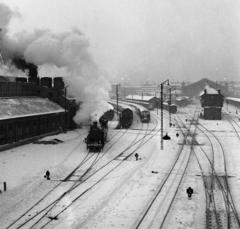 Magyarország, Budapest VI., Nyugati pályaudvar., 1964, Magyar Rendőr, gőzmozdony, MÁV, vasút, tél, magyar gyártmány, pályaudvar, füst, sínpálya, MÁV 424 sorozat, MÁV 411 sorozat, kitérő, Budapest, Fortepan #22535