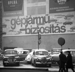 Magyarország, Budapest V., Vörösmarty tér, parkoló a Vigadó hátoldalánál., 1964, Magyar Rendőr, reklám, német gyártmány, Opel-márka, Volkswagen-márka, tűzfal, jelzőtábla, GAZ M21 Volga, rendszám, Opel Rekord P1, Volkswagen Bogár, Budapest, FSO Warszawa, Fortepan #22537