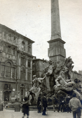 Olaszország, Róma, Piazza Navona, Fontana dei Quattro Fiumi (Négy folyó szökőkútja). Balra a Sant'Agnese in Agone., 1924, Vincent Till Baumgartner, emlékmű, sétapálca, szoborcsoport, Fortepan #225386