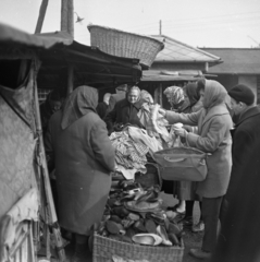 Magyarország, Budapest IX., Ecseri úti használtcikk piac., 1964, Magyar Rendőr, cipő, kosár, Budapest, Fortepan #22539