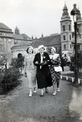 Magyarország, Budapest V., Március 15. (Eskü) tér a Petőfi tér felől nézve. Szemben Erzsébet királyné emlékműve, mögötte a piarista rendház és a Belvárosi templom., 1933, Vincent Till Baumgartner, Budapest, hárman, nők, Fortepan #225392