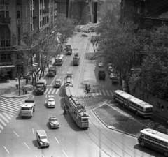 Magyarország, Budapest V.,Budapest VII., Károly (Tanács) körút az Astoria kereszteződés felé nézve, balra a Dohány utca torkolata., 1964, Magyar Rendőr, közlekedés, forgalom, autóbusz, csuklós busz, zászló, csehszlovák gyártmány, magyar gyártmány, városkép, gyalogátkelő, Ikarus-márka, Csepel-márka, villamos, Ikarus 60 csuklós, Ikarus 620/630, Framo-márka, Skoda Liaz-márka, Csepel B-350/D-350, Budapest, Ikarus ITC 600, rendőrdobogó, Fortepan #22543