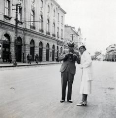 Magyarország, Miskolc, Hunyadi utca, balra a Zenepalota (Miskolci Egyetem Bartók Béla Zeneművészeti Kar) épülete., 1935, Vincent Till Baumgartner, emberpár, fotózás, fényképezőgép, Fortepan #225435