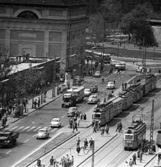 Magyarország, Budapest V., Károly (Tanács) körút, az Erzsébet (Engels) tér fel nézve, szemben a Deák téri evangélikus templom., 1964, Magyar Rendőr, közlekedés, forgalom, autóbusz, csehszlovák gyártmány, német gyártmány, Trabant-márka, magyar gyártmány, teherautó, utcakép, városkép, Ikarus-márka, Volkswagen-márka, Zuk-márka, Csepel-márka, villamos, Ikarus 620/630, villamosmegálló, automobil, Framo-márka, Ganz UV, Volkswagen Bogár, Ganz UZ, Budapest, FSO Warszawa, gyalogátkelő, amerikai gyártmány, Fortepan #22544