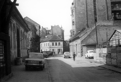 Magyarország, Budapest I., Iskola utca, a felvétel a 28-as számú ház előtt készült, szemben a Gyorskocsi utca sarkán álló ház látható, 1972, Vincent Till Baumgartner, rendszám, utcakép, Budapest, Fortepan #225451