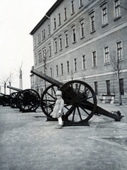 Magyarország, budai Vár, Budapest I., Anjou (Prímás) bástya, a Hadtörténeti Múzeum északi szárnya az Esztergomi rondella felől nézve., 1937, Vincent Till Baumgartner, löveg, ágyú, Budapest, Fortepan #225462