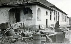 Magyarország, Szeged, Szőreg (ekkor önálló, ma a város része), az 1941-es szerb légitámadásban megsérült iskola épülete., 1941, Vincent Till Baumgartner, épületkár, háborús kár, Fortepan #225505