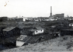 Magyarország, Budapest XX., a felvétel a Hangya-telepen készült, háttérben Magyar Kender- Len- és Jutaipar Részvénytársaság pesterzsébeti gyártelepe., 1935, Vincent Till Baumgartner, gyárkémény, lakóház, szegénység, putri, Budapest, Fortepan #225513