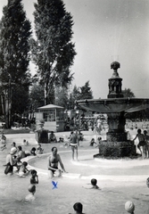 Magyarország, Margitsziget, Budapest, Palatinus Strandfürdő., 1956, Vincent Till Baumgartner, medence, szökőkút, strand, Fortepan #225516