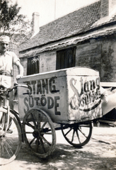 Magyarország, Pécs, Orsolya utca 9-11., a felvétel a Stang sütőde udvarán készült., 1939, Vincent Till Baumgartner, perec, perecárus, kerékpár, pékség, péksütemény, Fortepan #225517