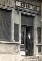 Magyarország, Budapest IV., Ambrus Zoltán (Wekerle) utca 13., a felvétel Köteles Sándor fűszer és csemege kereskedése előtt készült., 1926, Vincent Till Baumgartner, üzletportál, élelmiszerbolt, kalap, bélletes kapuzat, tábla, üzlet, redőny, ajtóban állás, Budapest, Fortepan #225532