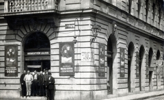 Hungary, Budapest VIII., Vásár utca 4. (ekkor Rákóczi tér 13.), Sebestyén Lajos vendéglője a Víg utca sarkán., 1923, Vincent Till Baumgartner, restaurant, store display, tableau, Budapest, standing in door, Fortepan #225537