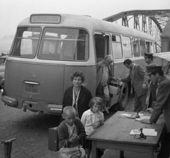 Magyarország, Komárom, határállomás, vámvizsgálat. A Skoda 706 RTO típusú autóbusz mögött az Erzsébet híd., 1964, Magyar Rendőr, híd, autóbusz, csehszlovák gyártmány, Skoda-márka, Karosa-márka, rendszám, vámhivatal, vámellenőrzés, Duna-híd, Feketeházy János-terv, ČSAD, Fortepan #22554