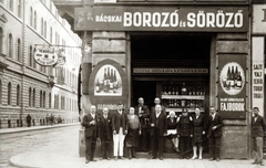 Magyarország, Budapest VI., Szinyei Merse utca, a felvétel a 4-es számú ház, a Bácskai borozó és söröző előtt készült. Balra az Aradi utca., 1931, Vincent Till Baumgartner, üzletportál, Budapest, Fortepan #225549