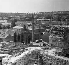 Magyarország, Eger, látkép a várból. A Szent Sebestyén vértanú templom (volt irgalmasok temploma) előtti téren a Minaret., 1964, Magyar Rendőr, Fortepan #22555