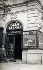 Magyarország, Budapest V., Kamermayer Károly tér, jobbra a Vitkovics Mihály (Dalmady Győző) utca., 1943, Vincent Till Baumgartner, Budapest, üzletportál, sör, pálinka, bőr, kocsma, Fortepan #225552