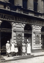 Magyarország, Budapest VII., Dob utca 82., a felvétel a Vakulya B. Szilvia kávézó és falatozó előtt készült., 1926, Vincent Till Baumgartner, üzletportál, Budapest, Fortepan #225553