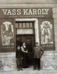 Magyarország, Budapest IX., Berzenczey (Ferencz) utca 9., a felvétel Vass Károly fűszer és vegyeskereskedése előtt készült., 1924, Vincent Till Baumgartner, üzletportál, élelmiszerbolt, vegyesbolt, reklám, üzlet, bolt, ajtóban állás, Budapest, Fortepan #225558