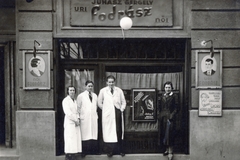 Magyarország, Budapest XIV., Angol utca 44. (ekkor 26.), a felvétel Juhász Gergely uri és női fodrászata előtt készült., 1933, Vincent Till Baumgartner, üzletportál, fodrászat, Budapest, Fortepan #225571