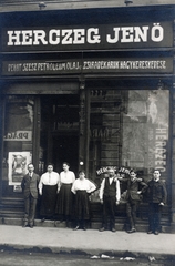 Hungary, Budapest VII., Kertész utca a felvétel a 37. számú házban található Herczeg Jenő vegyiáru-kereskedése előtt készült., 1923, Vincent Till Baumgartner, store display, Budapest, standing in door, Fortepan #225572