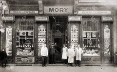 Hungary, Budapest VIII., Űllői út 34., a felvétel Móry János Fűszer és Csemege, borok, pezsgő kereskedése előtt készült., 1913, Vincent Till Baumgartner, store display, Budapest, grocery store, standing in door, Fortepan #225576