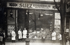 Hungary, Budapest V., Károly körút 22., a felvétel a Suez kereskedelmi részvénytársaság üzlete előtt készült., 1923, Vincent Till Baumgartner, store display, Budapest, standing in door, Fortepan #225577