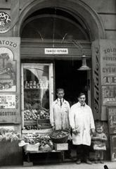 Magyarország, Budapest VII., Király utca 95., a felvétel Tandli István fűszer csemege kereskedése előtt készült., 1924, Vincent Till Baumgartner, üzletportál, zöldséges, reklám, kirakat, üzlet, zöldség, gyümölcs, bolt, ajtóban állás, Budapest, Fortepan #225579