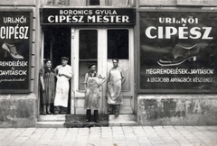 Magyarország, Budapest VIII., Baross utca 122., a felvétel Boronics Gyula cipészmester műhelye előtt készült., 1933, Vincent Till Baumgartner, cipész, üzletportál, Budapest, Fortepan #225584