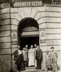 Hungary, Budapest VIII., Koszorú utca 24. - Magdolna utca sarok, a felvétel Mehringer Rezső kocsmája előtt készült., 1904, Vincent Till Baumgartner, store display, Budapest, standing in door, Fortepan #225586