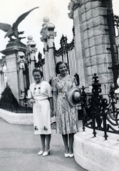 Hungary, Budapest I., Szent György tér, a felvétel a Várkert kapuja előtt készült, balra Donáth Gyula Turul szobra., 1938, Vincent Till Baumgartner, women, hat in hand, hat, Budapest, Fortepan #225587