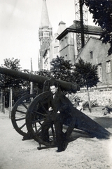 Magyarország, budai Vár, Budapest I., Anjou (Prímás) bástya, háttérben a Magyar Országos Levéltár tornya., 1937, Vincent Till Baumgartner, löveg, ágyú, portré, Budapest, Fortepan #225596