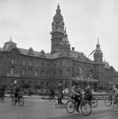 Hungary, Győr, Városháza a Szent István (Tanácsköztársaság) út - Baross Gábor (Lenin) út kereszteződéséből nézve., 1965, Magyar Rendőr, bicycle, traffic, street view, genre painting, cop, lamp post, stand, public building, pulpit for police officers, Neo-Baroque-style, Jenő Hübner-design, Fortepan #22562