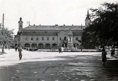 Magyarország, Esztergom, Széchenyi tér, a Szentháromság-szobor mögött a Városháza, ma Polgármesteri Hivatal., 1939, Vincent Till Baumgartner, középület, Fortepan #225626