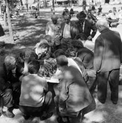 Hungary, Budapest VII., Almássy tér., 1965, Magyar Rendőr, street furniture, chess, genre painting, stone table, Budapest, Fortepan #22563