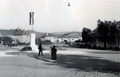 Szlovákia, Párkány, Szabadság tér, országzászló, a háttérben a Mária Valéria híd., 1939, Vincent Till Baumgartner, emlékmű, Fortepan #225631