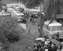 Hungary, Eger, Szépasszony-völgy., 1965, Magyar Rendőr, bus, flag, Czechoslovak brand, Hungarian brand, genre painting, Skoda-brand, Ikarus-brand, Moskvitch-brand, umbrella, speaker, automobile, roof rack, Czechoslovak Automobile Transport-organisation, Fortepan #22565