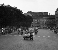 Hungary, Budapest I.,Budapest II., Széll Kálmán (Moszkva) tér, a háttérben jobbra az Ostrom utca., 1965, Magyar Rendőr, Soviet brand, GAZ-brand, motorcycle, street view, genre painting, crosswalk, cop, bus stop, motorcycle with sidecar, automobile, number plate, GAZ 13 Chaika, Budapest, police escort, Fortepan #22568