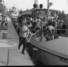 Hungary,Lake Balaton, Siófok, hajóállomás, a Szigliget motoros kikötése., 1965, Magyar Rendőr, ship, excursion, travelling, beret, passenger, water bus, Szigliget-ship, Fortepan #22573