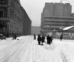 Hungary, Budapest VIII., Bezerédj utca - Luther utca sarok a Rákóczi út felé nézve., 1965, Magyar Rendőr, winter, snow, construction, snow worker, snow shovel, Budapest, Fortepan #22588