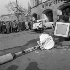 Magyarország, Budapest VI., Deák Ferenc tér, Anker-ház., 1966, Magyar Rendőr, GAZ-márka, baleset, rendőr, járműroncs, Alpár Ignác-terv, palota, jelzőtábla, GAZ M21 Volga, eklektikus építészet, Budapest, gyógyszertár, Fortepan #22589