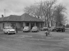 Magyarország, Dabas, a Dabasi csárda az 5-ös főút mellett, a Bartók Béla út kereszteződésénél., 1966, Magyar Rendőr, kerékpár, német gyártmány, Opel-márka, teherautó, életkép, automobil, Wartburg 311/312, rendszám, Opel Rekord P1, neon felirat, FSO Warszawa, Fortepan #22590