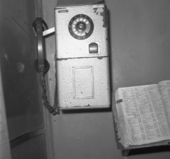 Magyarország, Budapest VIII., a felvétel a Múzeum körúton az Astoria kereszteződés közelében lévő telefonfülkében készült., 1966, Magyar Rendőr, telefon, telefonfülke, telefonkönyv, Budapest, Fortepan #22591