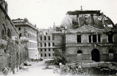 Hungary, Budapest I., a felvétel a romos Istállóépület előtt készült. Távolabb a főőrségi épület, szemben a Királyi Palota (később Budavári Palota), jobbra a Lovarda., 1947, Bónis József, Budapest, war damage, damaged building, Fortepan #225957