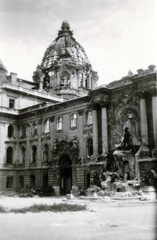 Hungary, Budapest I., a Királyi Palota (később Budavári Palota) Hunyadi udvara, jobbra a Mátyás király kút., 1947, Bónis József, war damage, damaged building, dome, sculptural group, Budapest, Fortepan #225958