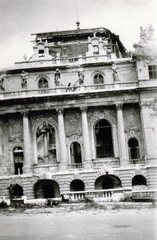 Hungary, Budapest I., a Királyi Palota (később Budavári Palota) Hunyadi udvara. A kitört ablakokon keresztül a romos bálterem látható., 1947, Bónis József, Budapest, palace, war damage, slanted, Fortepan #225959