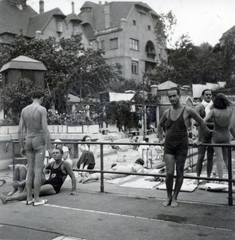 Hungary, Budapest XI., Gellért Gyógyfürdő, napozóterasz a hullámmedencénél, háttérben a Kemenes utca házai., 1932, Bónis József, Budapest, Fortepan #225971